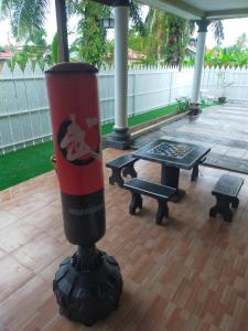 um copo vermelho sentado em cima de uma mesa em Villa Auliyya - MslimOnly em Kampong Sungai Leman