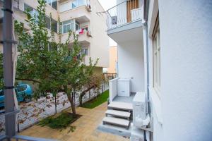 een extern uitzicht op een gebouw met trappen en een boom bij Il Nido del sole in Cefalù