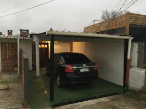 um carro está estacionado numa garagem em Cami III em Piriápolis