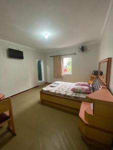 Un dormitorio con una cama grande y una ventana en Hotel - Motel Story, en São Paulo
