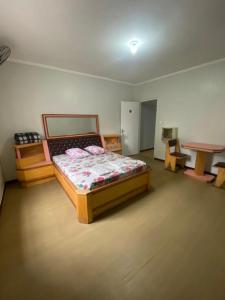 Un dormitorio con una cama y una mesa. en Hotel - Motel Story, en São Paulo