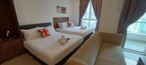 ジョージタウンにあるLS Mansion Oneのベッド2台とソファがあるホテルの部屋