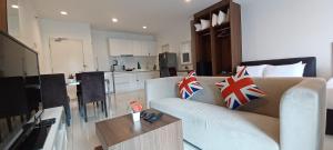 ジョージタウンにあるLS Mansion Oneのソファとキッチンのあるリビングルーム