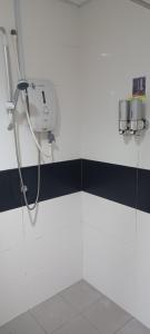 ジョージタウンにあるLS Mansion Oneの黒と白のバスルーム(シャワー付) +53枚の写真