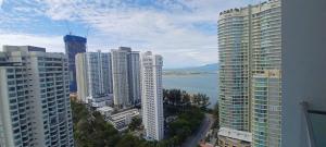 ジョージタウンにあるLS Mansion Oneの高層ビルが立ち並ぶ都市の航空写真