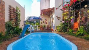 a pool in the courtyard of a house at Pousada Canto de Zul in Itacaré