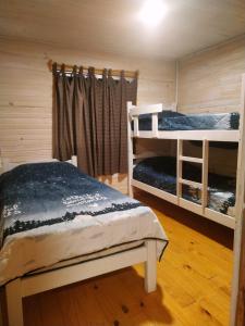 1 dormitorio con 2 literas y ventana en Desconectate, en Balneario Argentino