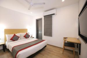Postel nebo postele na pokoji v ubytování Hotel IP Residency East Delhi Preet Vihar Couple Freindly