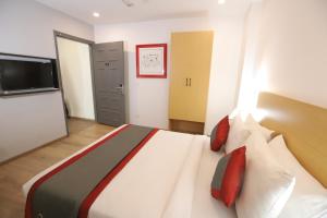 Postel nebo postele na pokoji v ubytování Hotel IP Residency East Delhi Preet Vihar Couple Freindly