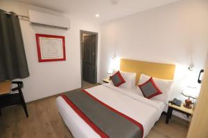 Postel nebo postele na pokoji v ubytování Hotel IP Residency East Delhi Preet Vihar Couple Freindly