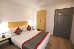 Postel nebo postele na pokoji v ubytování Hotel IP Residency East Delhi Preet Vihar Couple Freindly