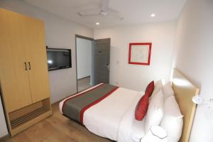 Postel nebo postele na pokoji v ubytování Hotel IP Residency East Delhi Preet Vihar Couple Freindly