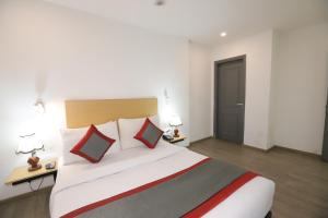Postel nebo postele na pokoji v ubytování Hotel IP Residency East Delhi Preet Vihar Couple Freindly