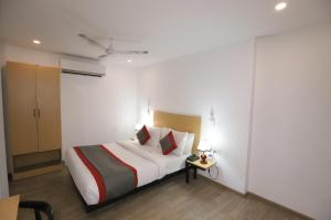 Postel nebo postele na pokoji v ubytování Hotel IP Residency East Delhi Preet Vihar Couple Freindly