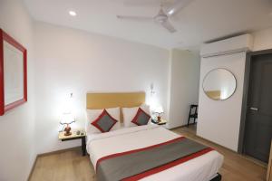Postel nebo postele na pokoji v ubytování Hotel IP Residency East Delhi Preet Vihar Couple Freindly