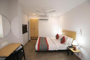 Postel nebo postele na pokoji v ubytování Hotel IP Residency East Delhi Preet Vihar Couple Freindly
