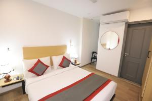 Postel nebo postele na pokoji v ubytování Hotel IP Residency East Delhi Preet Vihar Couple Freindly