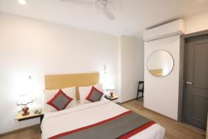 Postel nebo postele na pokoji v ubytování Hotel IP Residency East Delhi Preet Vihar Couple Freindly