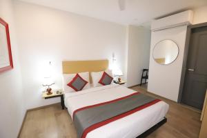 Postel nebo postele na pokoji v ubytování Hotel IP Residency East Delhi Preet Vihar Couple Freindly
