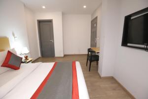 Postel nebo postele na pokoji v ubytování Hotel IP Residency East Delhi Preet Vihar Couple Freindly