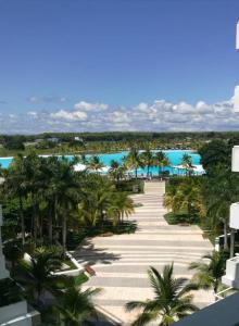 una vista aerea di un resort con palme e acqua di Playa Blanca Town Center a Río Hato