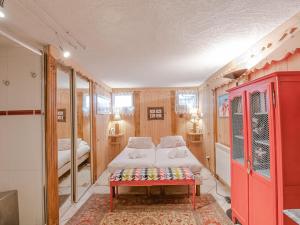 Posteľ alebo postele v izbe v ubytovaní Charmant duplex avec jardin, 4 pers, Chamonix, animaux OK, parking, WIFI, à 5 min du centre - FR-1-343-167