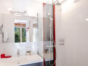 Kúpeľňa v ubytovaní Charmant duplex avec jardin, 4 pers, Chamonix, animaux OK, parking, WIFI, à 5 min du centre - FR-1-343-167 + 9 fotografií