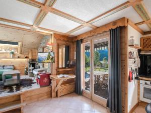 Kuchyňa alebo kuchynka v ubytovaní Charmant duplex avec jardin, 4 pers, Chamonix, animaux OK, parking, WIFI, à 5 min du centre - FR-1-343-167