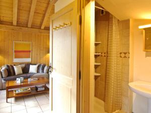 uma sala de estar com um sofá e uma mesa em Appartement Chamonix-Mont-Blanc, 3 pièces, 6 personnes - FR-1-343-168 em Chamonix-Mont-Blanc