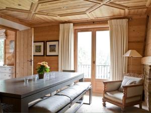 uma grande sala de jantar com uma grande mesa e cadeiras em Appartement Argentière, 4 pièces, 6 personnes - FR-1-343-192 em Chamonix-Mont-Blanc