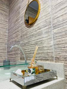 Mar&Brisa Hospedagem في بنها: حمام مع حوض ومرآة وحوض استحمام