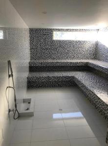 a bathroom with a swimming pool with a window at Samaria - Apartamento en Club de Playa, Santa Marta in Santa Marta