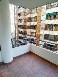 un balcón con vista a un edificio en Ribera Brown, en Rosario