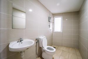 a bathroom with a toilet and a sink at Sky Bungalow NIlai by James NEARBY KLIA, KLIA 2, CYBERJAYA, PUTRAJAYA in Nilai