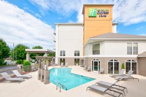 um hotel com piscina e mobiliário de pátio em Holiday Inn Express & Suites Asheville SW - Outlet Ctr Area, an IHG Hotel em Asheville