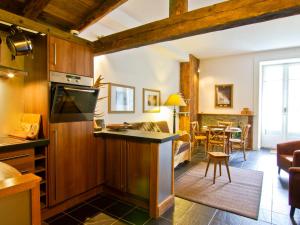 Il comprend une cuisine et un salon avec une table et des chaises. dans l'établissement Appartement Chamonix-Mont-Blanc, 2 pièces, 4 personnes - FR-1-343-209, à Chamonix-Mont-Blanc