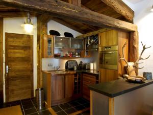 Kuchyňa alebo kuchynka v ubytovaní Superbe appartement à Chamonix avec balcon et vue Mont-Blanc - FR-1-343-209 + 6 fotografií