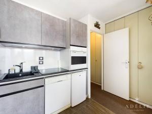 - une cuisine avec des placards blancs et un évier dans l'établissement Appartement Montvalezan-La Rosière, 2 pièces, 5 personnes - FR-1-398-651, à Montvalezan