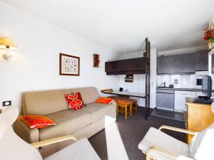 Il comprend un salon avec un canapé et une cuisine. dans l'établissement Appartement Montvalezan-La Rosière, 2 pièces, 5 personnes - FR-1-398-651, à Montvalezan