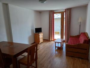 Televízia a/alebo spoločenská miestnosť v ubytovaní Appartement spacieux à 300m des pistes et commerces avec balcon, parking - FR-1-618-21