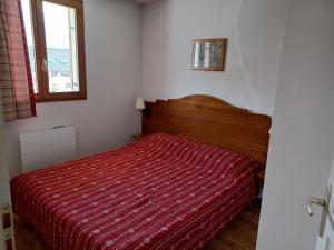 Posteľ alebo postele v izbe v ubytovaní Appartement spacieux à 300m des pistes et commerces avec balcon, parking - FR-1-618-21