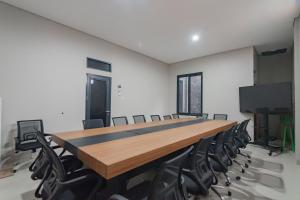 a large conference room with a long table and chairs at Urbanview Elephant Eleven Residence Bandung in Bandung