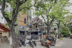 a group of scooters parked in front of a building at Urbanview Elephant Eleven Residence Bandung in Bandung