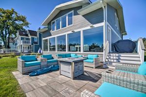 un patio con sillas azules y una mesa en Modern and Chic Waterfront Getaway in McHenry!, en McHenry