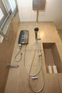 La salle de bains est pourvue d'une douche et d'un lavabo. dans l'établissement SarangSinggah@Timurbay Seafront, à Kuantan