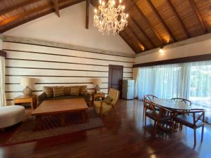 sala de estar con sofá y mesa en Bintang Bali Villa, en Kuta