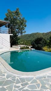 Swimming pool sa o malapit sa The Riverside Estate - 2Bedroom Private Pool Villa in Udaipur