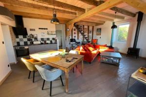 - un salon avec une table et un canapé dans l'établissement holiday home Chateau Castelnau, à Prudhomat