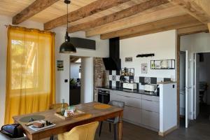 une cuisine avec une table en bois et une salle à manger dans l'établissement holiday home Chateau Castelnau, à Prudhomat