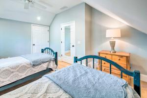 ein Schlafzimmer mit 2 Betten und einem Tisch mit einer Lampe in der Unterkunft Stunning Lake Oconee Retreat with Pool Access! in Turnwold